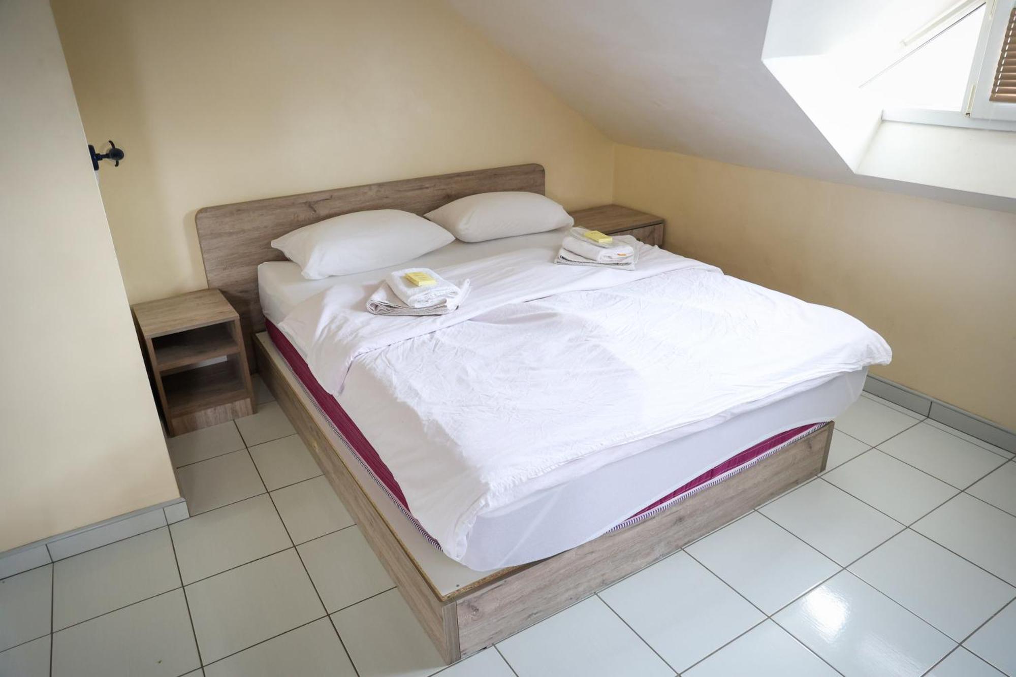 Hotel Marex Centar à Jabuka Extérieur photo