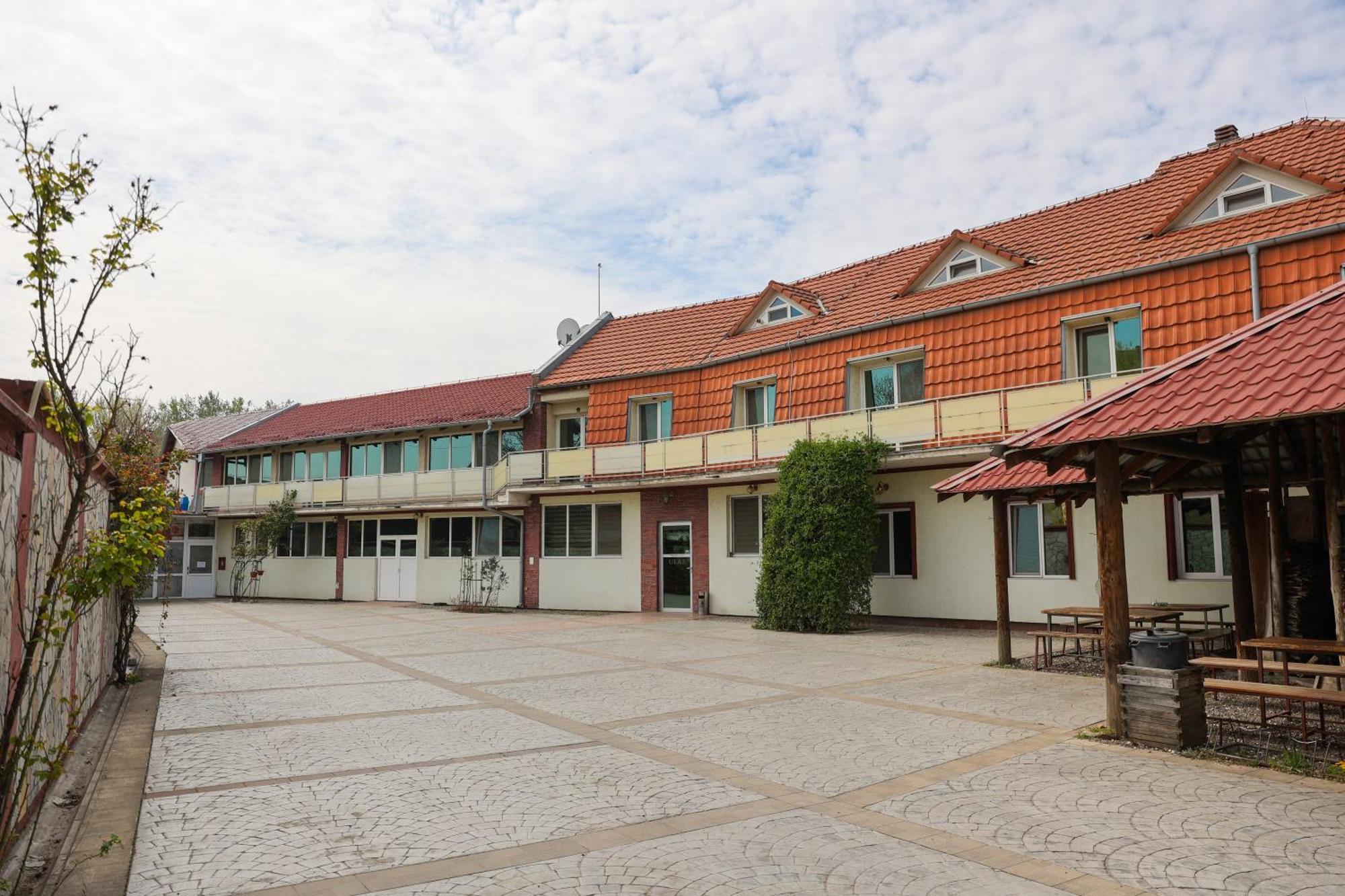 Hotel Marex Centar à Jabuka Extérieur photo