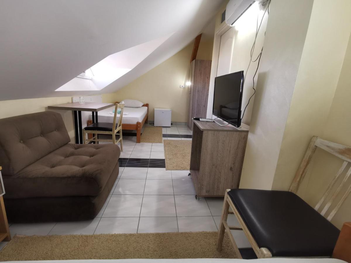 Hotel Marex Centar à Jabuka Extérieur photo